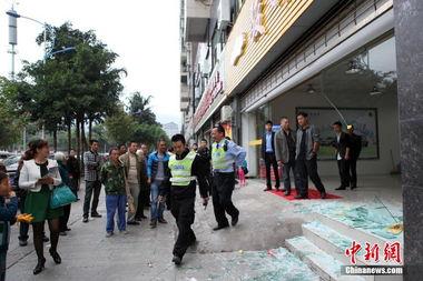 女子爆料石墩堵门视频,真相背后引关注  第1张